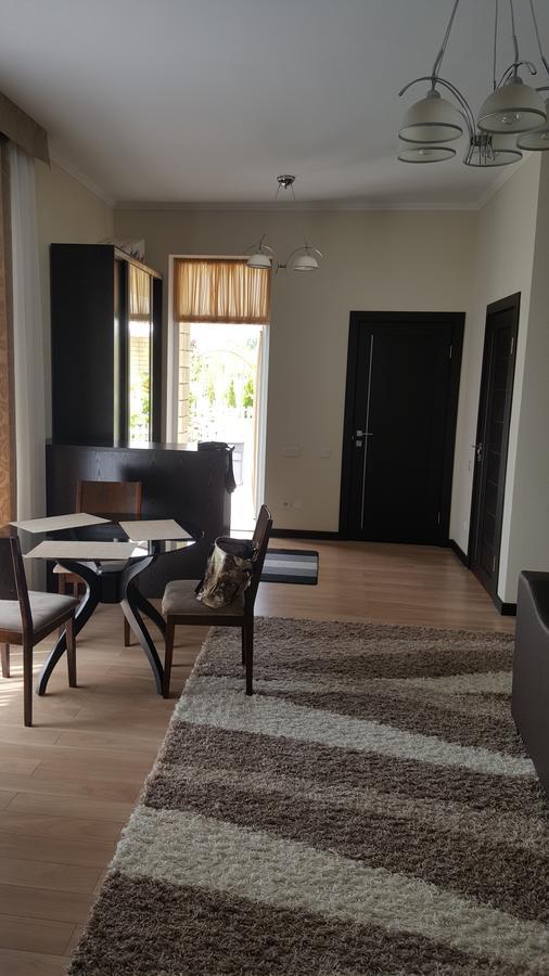 Karven Four Seasons Hotel Chon-Sary-Oy Buitenkant foto
